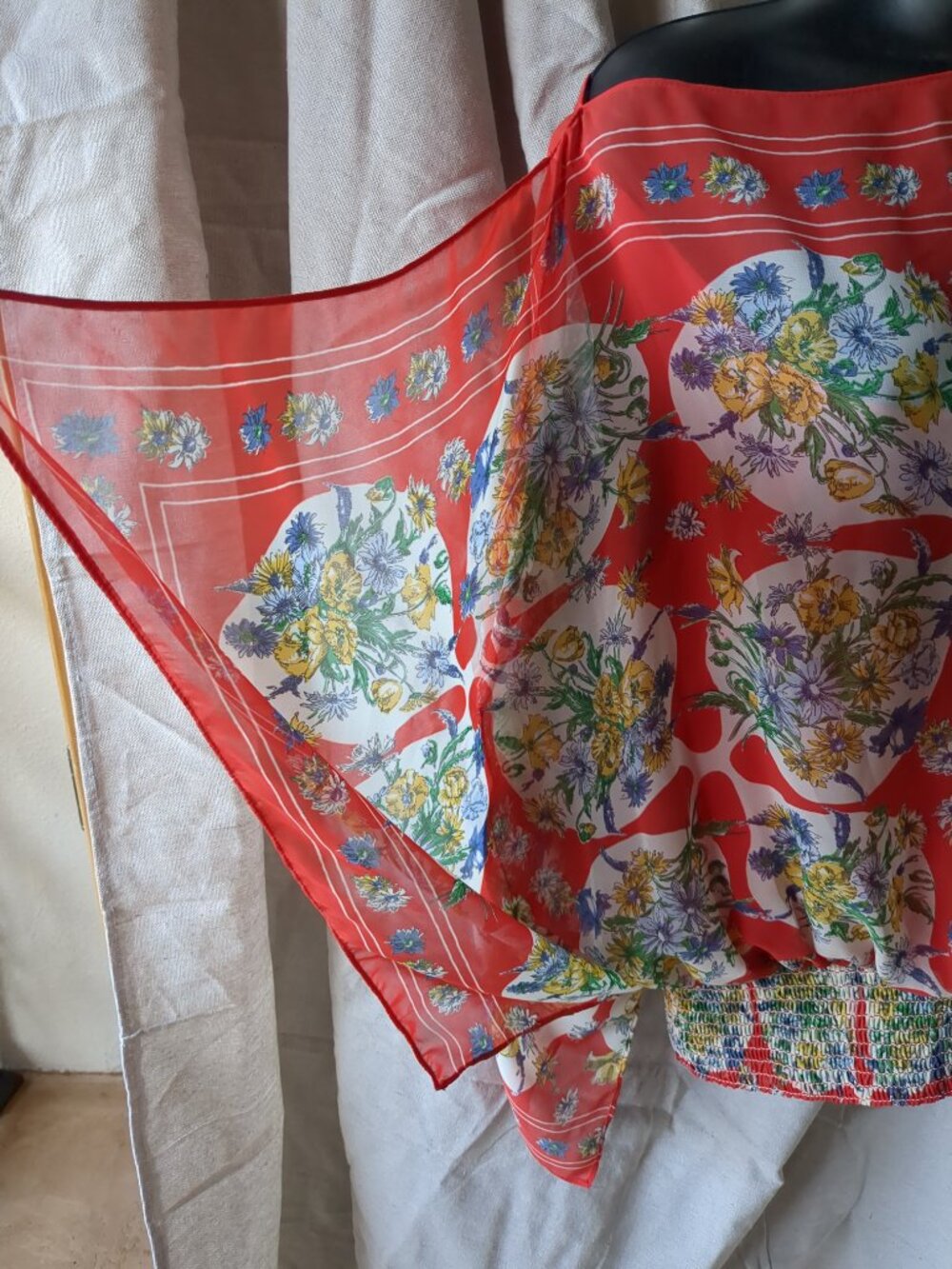 Med Flowered Blouse / Top with Split Sleeves  / Peek a Boo - Picture 6 of 14